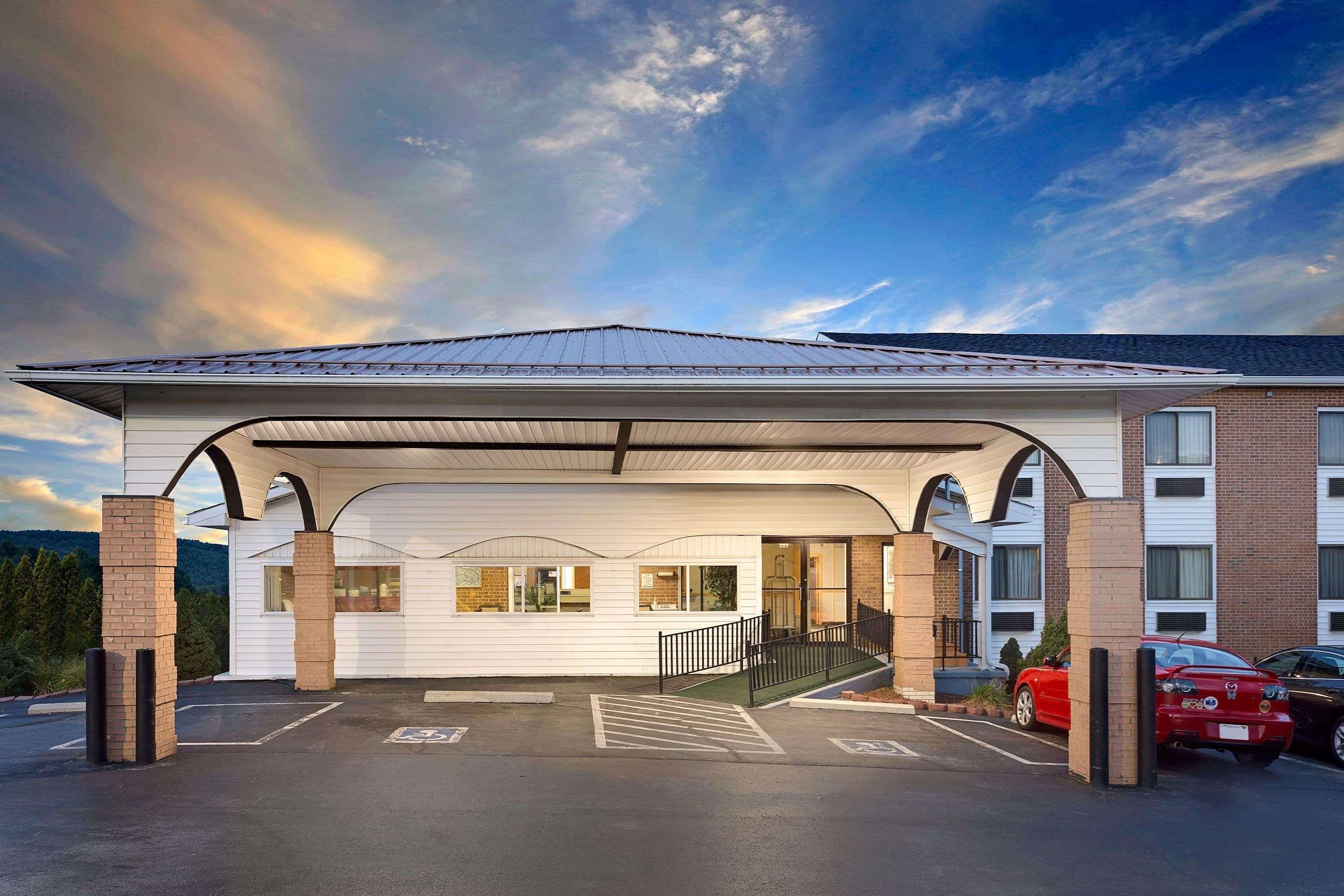 Super 8 By Wyndham Hillsville Exterior photo